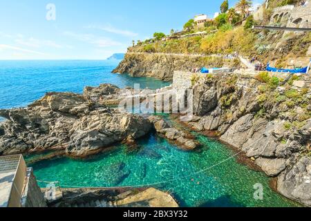 Kleines Schwimmbad Lagune an der felsigen Küste des Dorfes Manarola, an der ligurischen Küste der Cinque Terre, Italien Stockfoto