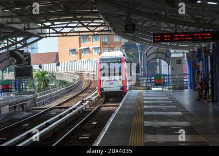 Kuala Lumpur, Malaysia-CIRCA MAI,2017: Bild zeigt den Zug Light Railway Transit (LRT), der fast am Bahnsteig erreicht Stockfoto