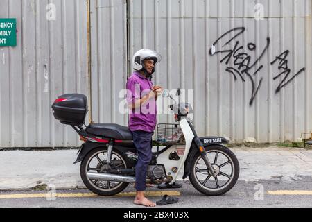 Kuala Lumpur, Malaysia-CIRCA MAI,2017: Nicht identifizierter Mann hält an der Straße zum Beten in Kuala Lumpur, Malaysia Stockfoto