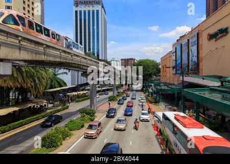 Bukit Bintang, Kuala Lumpur, Malaysia - CA. Mai, 2017 : starker Stau in Jalan Bukit Bintang KL, während der Bürostunde am Morgen mit klarem BL Stockfoto