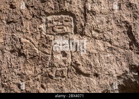 NM00492-00...NEW MEXICO - EINE Petrogylph einer maskierten Figur auf der Felswand nahe dem Long House in Bandelier National Monument. Stockfoto