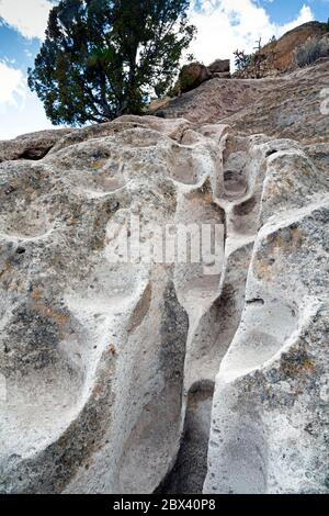 NM00509-00...NEW MEXICO - Schritte, die von den Ureinwohner Pueblos im Tsankawi Unit of Bandelier National Monument in den weichen Tuffstein getragen wurden Stockfoto