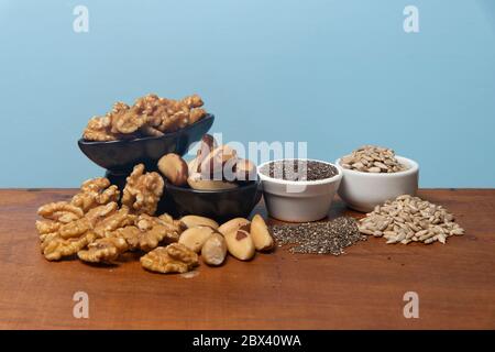 Nahrung als Quelle von Mineralien wie Zink, Magnesium, Kupfer und Selen - Chia Samen, Sonnenblumenkerne, Nüsse, Kastanien Stockfoto