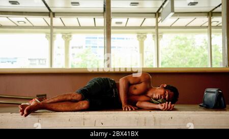 Bangkok, Thailand. Mai 2020. Ein Obdachloser schläft am Bahnhof Hua Lamphong im Zentrum der Stadt im Bezirk Pathum Wan. Kredit: Paul Lakatos/SOPA Images/ZUMA Wire/Alamy Live News Stockfoto