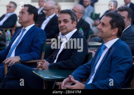 (200605) -- ATHEN, 5. Juni 2020 (Xinhua) -- Griechenlands Premierminister Kyriakos Mitsotakis (C), der Minister für Entwicklung und Investitionen Adonis Georgiadis (L) und der Minister für Tourismus Harry Theocharis (R) nehmen am 4. Juni 2020 an einer Veranstaltung zur Wiederbelebung des Tourismussektors in Athen, Griechenland, Teil. Griechenland öffnet sich allmählich für Touristen, wobei die öffentliche Gesundheit, die Sicherheit ausländischer Besucher und das Fremdenverkehrspersonal im Mittelpunkt des Regierungsplans stehen, die Tourismusindustrie wieder in Gang zu bringen, sagte der griechische Premierminister Kyriakos Mitsotakis am Donnerstag. MIT "Griechenland ausländische Touristen willkommen zu GEHEN" vor allem in sa Stockfoto