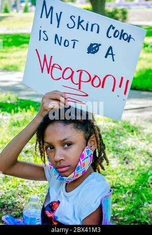 Ein junges afroamerikanisches Mädchen hält ein Schild, während eines Protestes gegen die Polizeigewalt am 4. Juni 2020 im Memorial Park in Mobile, Alabama. Stockfoto