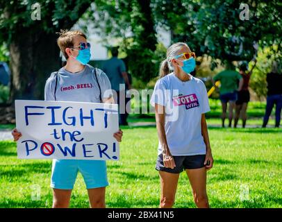 Die Demonstranten winken bei einem Protest gegen die Polizeigewalt am 4. Juni 2020 im Memorial Park in Mobile, Alabama, Zeichen. Stockfoto