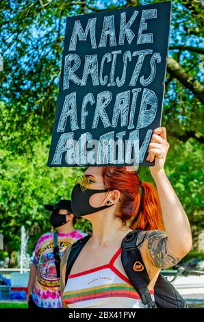 Ein Protestkundgebungsbeamte hält ein Schild, während er am 4. Juni 2020 im Memorial Park in Mobile, Alabama, gegen Polizeibrutalität und Rassismus protestierte. Stockfoto