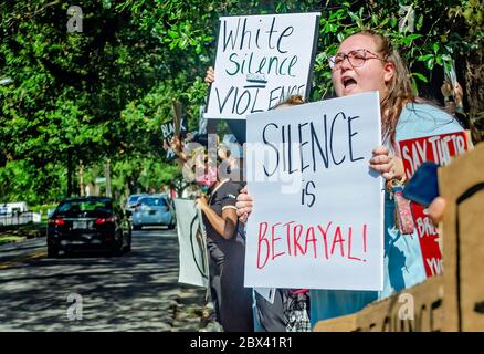 Die Demonstranten winken bei einem Protest gegen die Polizeigewalt am 4. Juni 2020 im Memorial Park in Mobile, Alabama, Zeichen. Stockfoto