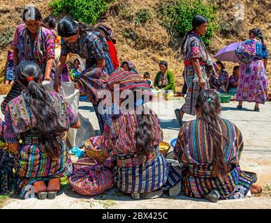 Guatemaltekische Maya-Indigene Frauen in traditioneller Kleidung, die Produkte auf dem lokalen Markt von Solola in der Nähe von Panajachel, Atitlan See, Guatemala verkaufen. Stockfoto