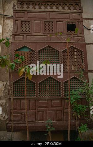 Nahaufnahmen der alten 'Rawashin' Holzfenster in den historischen Jeddah-Häusern Stockfoto