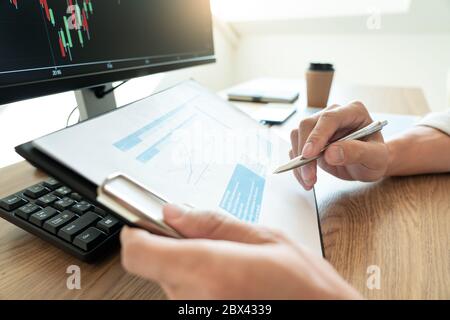 Entwicklung neuer Ansätze Investor beobachtet die Veränderung des Börsendeals an einer Börse Stockfoto