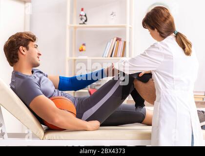 Der stattliche Basketballspieler besuchen Ärztin traumatologist Stockfoto