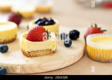 Mini-Käsekuchen mit Heidelbeere, Brombeere und Erdbeere Stockfoto