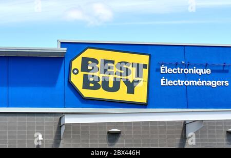 Montreal, Kanada - 30. Mai 2020: Best Buy Logo und Gebäude über einem blauen Himmel. Best Buy ist ein multinationaler amerikanischer Einzelhändler für Unterhaltungselektronik. Stockfoto