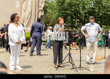 New York, NY - 4. Juni 2020: DIE US-Kongressabgeordnete Nydia Velazquez spricht während der Gedenkfeier für George Floyd auf dem Cadman Plaza Stockfoto