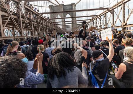 Mehr als 10,000 Menschen marschieren von Brooklyn nach Manhattan und fordern Gerechtigkeit für George Floyd, indem sie Black Lives Matter und No Justice No Peace chanten Stockfoto