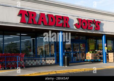 Ein Logo-Schild vor einem Händler Joes Einzelhandel Lebensmittelgeschäft Standort in Annapolis, Maryland am 25. Mai 2020. Stockfoto