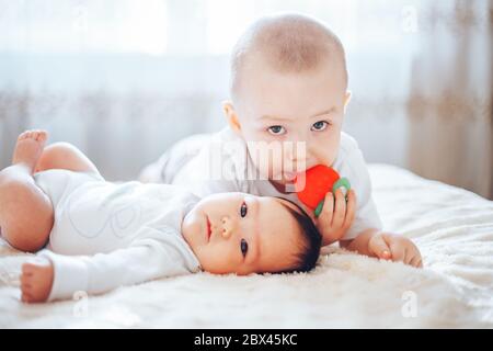 Baby Kind liegend auf Bauch weared Windel mit Beißring Stockfoto