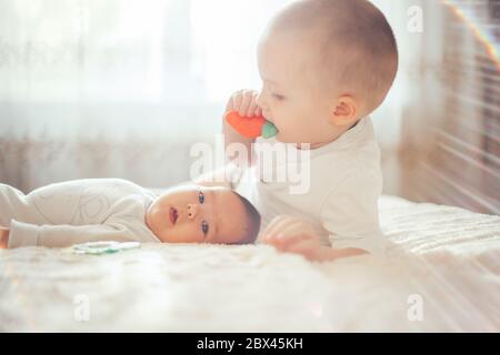 Baby Kind liegend auf Bauch weared Windel mit Beißring Stockfoto