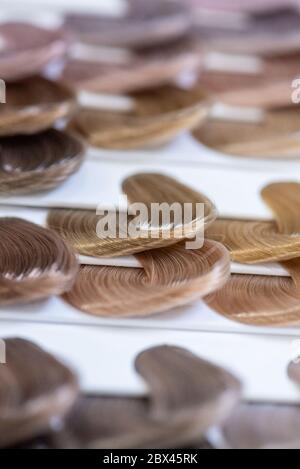 Farbtabelle für Haare. Palette von gefärbten hellen glänzenden Haarproben. Katalog zur Auswahl in einem Schönheitssalon Stockfoto