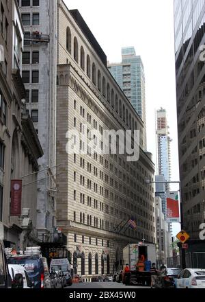 Gebäude der Federal Reserve Bank of New York, südlicher Anstieg, Blick nach Osten entlang der Liberty Street, in Manhattans Finanzviertel, New York Stockfoto