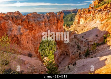 Die berühmte Natural Bridge, die von frühmorgendlichem Licht beleuchtet wird, im Bryce Canyon National Park, Utah. Stockfoto