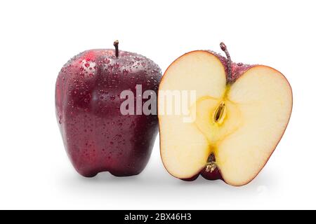 Frische ganze und halb Bio Red köstliche Äpfel mit Wassertropfen auf weißem isolierten Hintergrund, Clipping-Pfad. Roter Apfel ist antioxidative Frucht und hoch Stockfoto