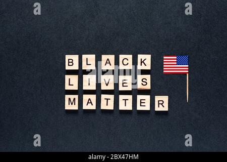 Schwarze Leben Materie Inschrift auf schwarzem Hintergrund. Unruhe. Hashtag BlackLivesMatter. Proteste. Amerikanische Flagge. USA Stockfoto