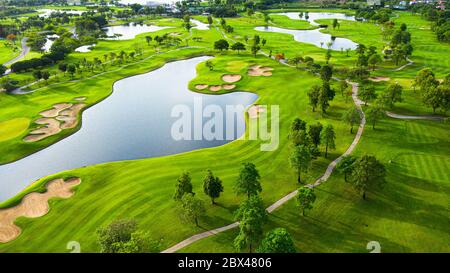 Luftaufnahme der Golfplatzlandschaft mit Blick auf den Sonnenaufgang in der Morgenaufnahme. Bangkok Thailand Stockfoto