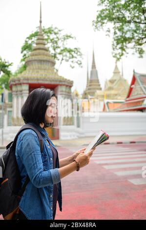 Neue normale der asiatischen Frau mit Karte im Wat Pho, Bangkok Stockfoto