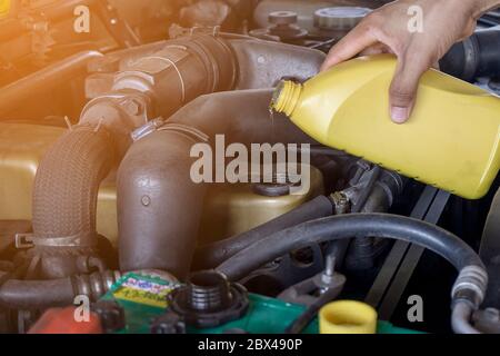 Nahaufnahme Hände des Mechanikers tun Auto-Service und Wartung. Reparatur beim Öl- und Kraftstofffilter-Wechsel Stockfoto