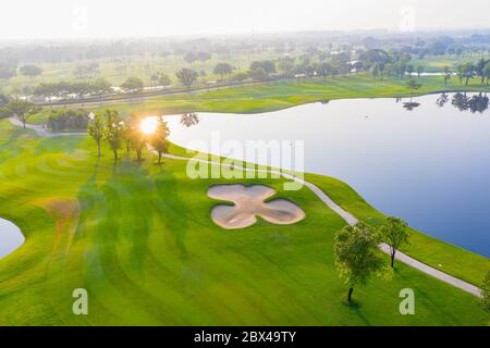 Luftaufnahme der Golfplatzlandschaft mit Blick auf den Sonnenaufgang in der Morgenaufnahme. Bangkok Thailand Stockfoto