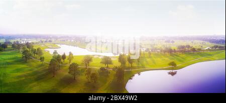 Luftaufnahme der Golfplatzlandschaft mit Blick auf den Sonnenaufgang in der Morgenaufnahme. Bangkok Thailand Stockfoto