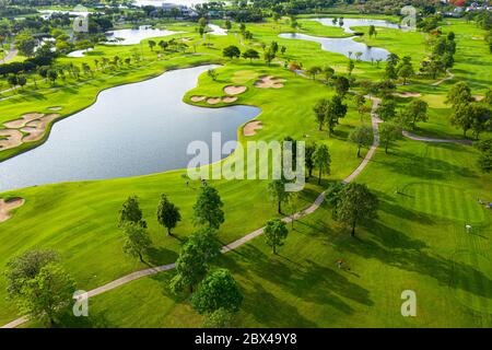 Luftaufnahme der Golfplatzlandschaft mit Blick auf den Sonnenaufgang in der Morgenaufnahme. Bangkok Thailand Stockfoto