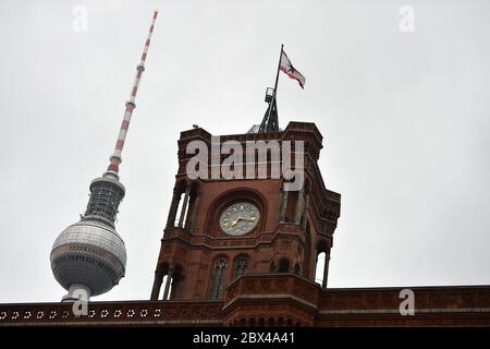 Berlin, Deutschland. Juni 2020. Regnerreiche Wolken passieren das Rote Rathaus und den Berliner Fernsehturm. Quelle: Sven Braun/dpa/Alamy Live News Stockfoto