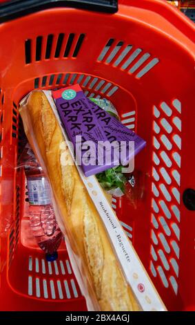 Antwerpen, Flandern, Belgien. August 2019. Belgische Schokolade ist eine Spezialität in der Welt geschätzt: Im Supermarkt im Warenkorb extra da Stockfoto