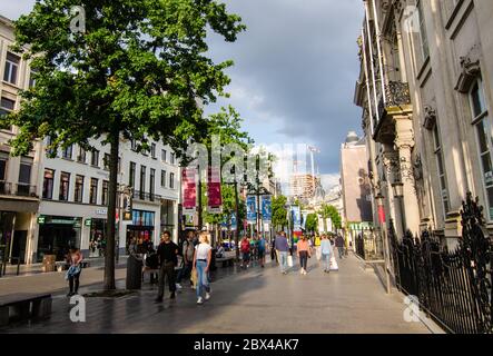 Antwerpen, Flandern, Belgien. August 2019. Entlang der Haupteinkaufsstraße meir schlendern viele Menschen durch die Stadt. Stockfoto