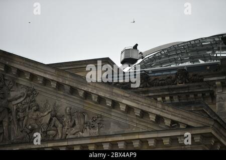 Berlin, Deutschland. Juni 2020. Ein Fensterputzer reinigt die Reichstagskuppel am frühen Morgen. Quelle: Sven Braun/dpa/Alamy Live News Stockfoto