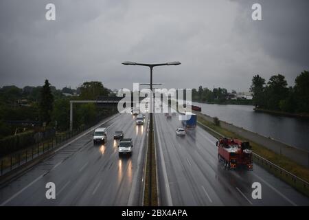 Berlin, Deutschland. Juni 2020. Fahrzeuge fahren im Regen auf der Autobahn A100 neben dem Westhafenkanal. Quelle: Sven Braun/dpa/Alamy Live News Stockfoto