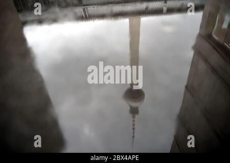 Berlin, Deutschland. Juni 2020. Der Berliner Fernsehturm spiegelt sich in einer Pfütze am Alexanderplatz. Quelle: Sven Braun/dpa/Alamy Live News Stockfoto