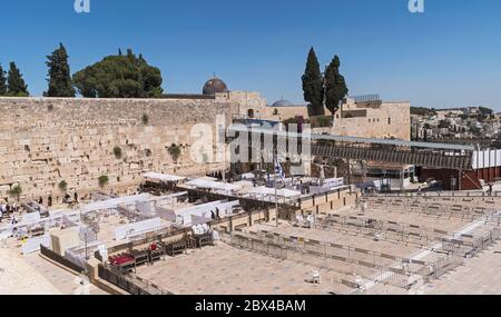 Eine fast leere westliche Mauer plaza in Jerusalem zeigt soziale Distanzierung Layouts für Anbeter neben der mughrabi Brücke und al-aksa Moschee Stockfoto