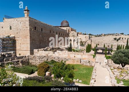 Die al-aqsa Moschee und das al-Fakhria Minarett dominieren die südliche Mauer des heiligen Tempelbergs in Jerusalem mit dem Ölberg im Hintergrund Stockfoto