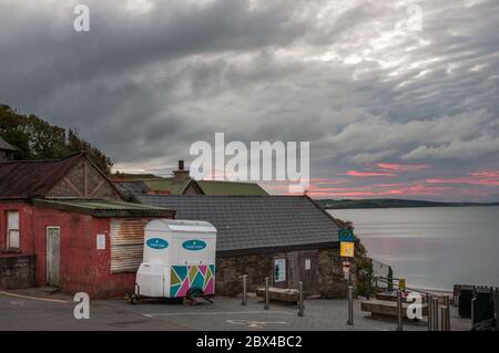 Myrtleville, Cork, Irland. Juni 2020. Ein brüllender Morgenhimmel bildet einen Hintergrund über einem Mini-Kaffeepock, das heiße Bevergages für Schwimmer und Strandbesucher an der Strandpromenade in Myrtleville Co. Cork, Irland serviert. Es gibt eine kleine Handwerk Wetter Warnung vor Ort, da Winde erwartet werden, um Orkanstärke an Orten mit Tempetures zwischen 13-16 Grad Celcius zu erreichen. - Credit; David Creedon / Alamy Live News Stockfoto