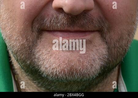 Von Angesicht zu Angesicht Aufnahme von drei-Tage Vollbart von Mann mittleren Alters mit schmalen Lippen Stockfoto