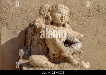 04 Nov 2020 Alte indische Tempelskulptur einer schönen Frau, die das Musikinstrument Veena spielt. Vadia Vir Idar Sabarktha Indien Stockfoto