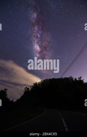 Erstaunlich dunklen Himmel mit klaren schönen Milchstraße Galaxie , schöne Milchstraße Galaxie bei Borneo, Langzeitbelichtung Foto, mit Körnung.Bild enthalten cert Stockfoto