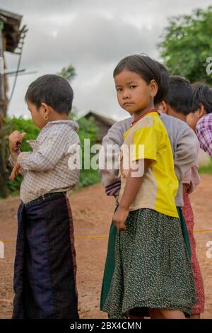 Myanmar, Menschen, die auf Feldern zwischen kalaw und inle Lake arbeiten Stockfoto
