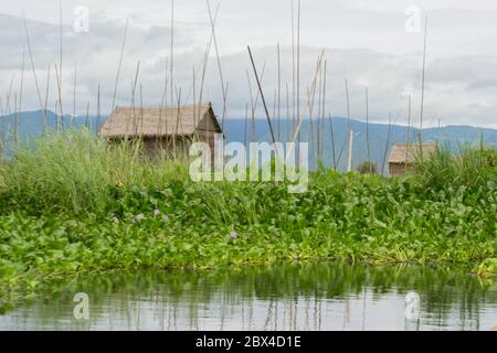 Inle See Es ist der zweitgrößte See in Myanmar.das Wasserscheide Bereich für den See liegt zu einem großen Teil im Norden und Westen des Sees. Stockfoto