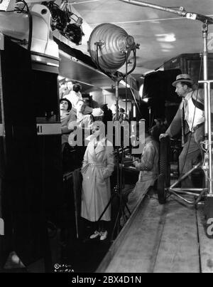 Film Crew und CLAUDETTE COLBERT am Set offen mit CLARK GIEBEL und WARD BOND (in Busfahreruniform) im Bus stehen während der Dreharbeiten von ES GESCHAH EINES NACHTS 1934 Regisseur FRANK CAPRA Drehbuch ROBERT RISKIN Kurzgeschichte Samuel Hopkins Adams Columbia Pictures Stockfoto